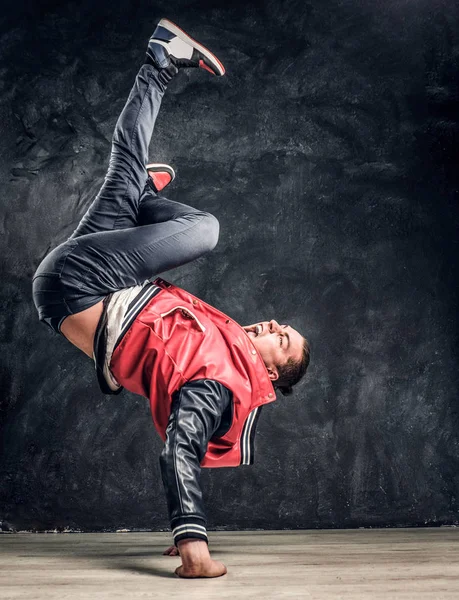 Emozionale elegante uomo vestito eseguendo break dance si muove sul pavimento . — Foto Stock