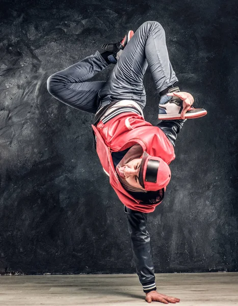 Stijlvolle man voert breakdance acrobatische elementen. — Stockfoto