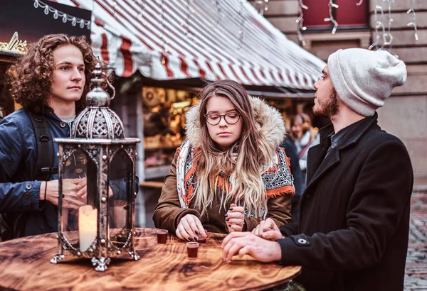 Dos chicos y chicas turistas relajándose con bebidas en el mercado de la plaza de la ciudad — Foto de Stock