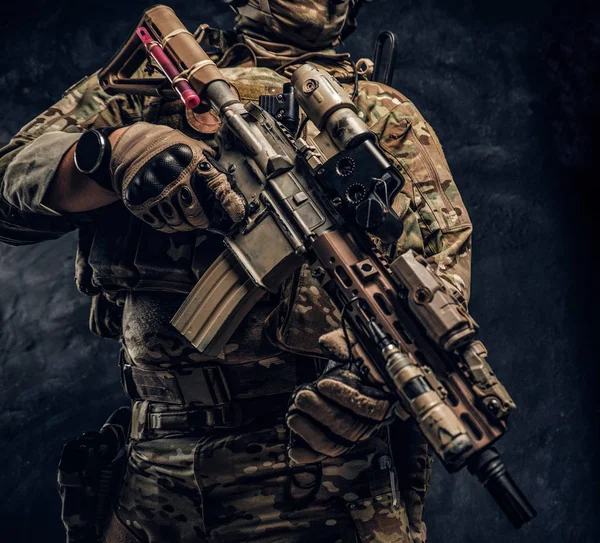 Soldat des forces spéciales en uniforme de camouflage tenant un fusil HK 416 . — Photo