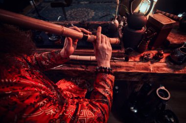 Gelenek, sağlık, harmony. Çin çay töreni. Bir bambu flüt üzerinde oynarken bir ahşap iç karanlık odada çay master kimono gerçekleştirir