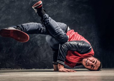 Şık adam breakdance akrobatik öğeleri gerçekleştirir.