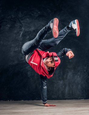 Hip-hop tarzı dansçı breakdance akrobatik öğeleri gerçekleştirir.