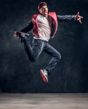 Duygusal şık giyimli adam break dans atlama gerçekleştirme.