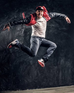 Şık adam breakdance akrobatik öğeleri gerçekleştirir.