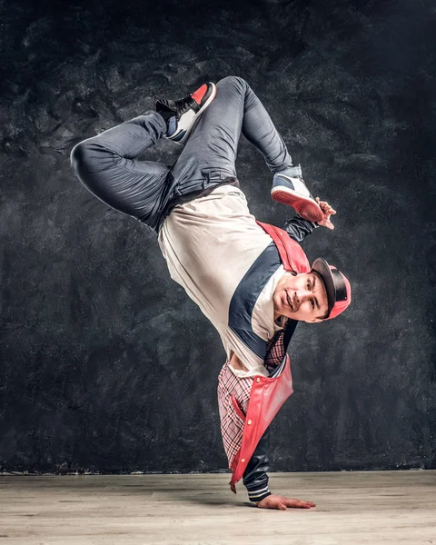 Hip-hop stijl danser voert breakdance acrobatische elementen. — Stockfoto