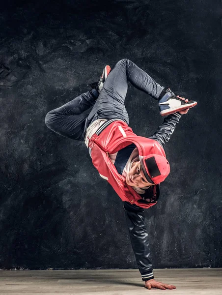 Elegante chico realiza breakdance acrobático elementos . — Foto de Stock
