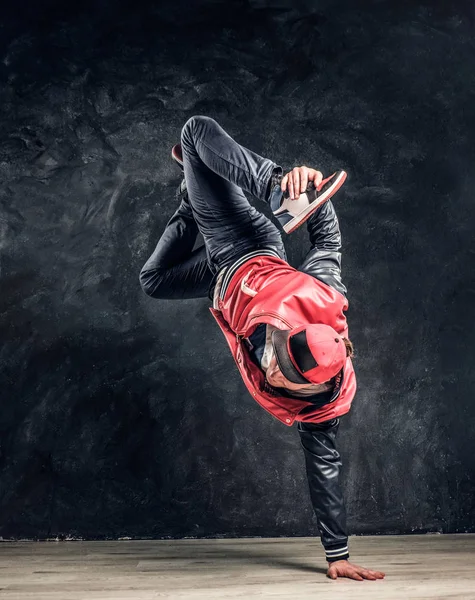 Stylový chlap provádí akrobatické prvky breakdance. — Stock fotografie