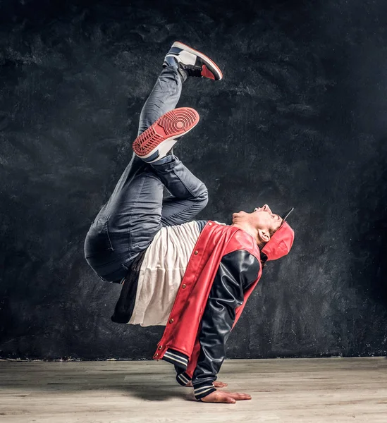 Emozionale elegante uomo vestito eseguendo break dance si muove sul pavimento . — Foto Stock