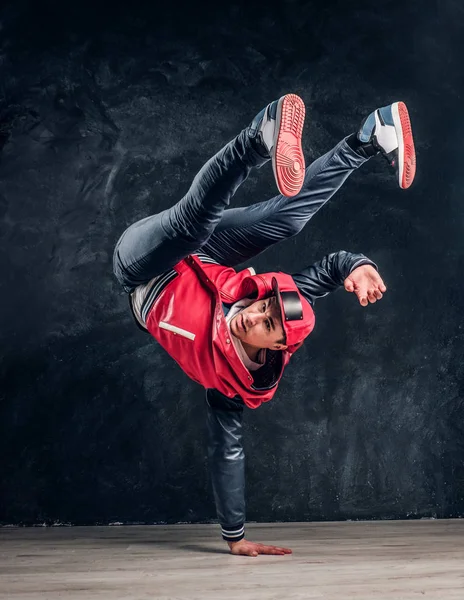 Hip-hop stijl danser voert breakdance acrobatische elementen. — Stockfoto