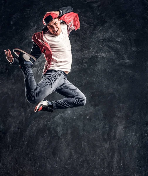 Emocional elegante vestido chico realizando break dance saltando . —  Fotos de Stock
