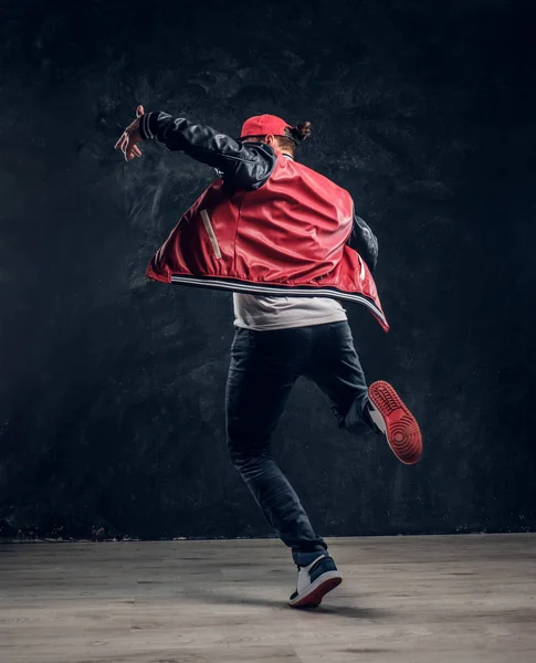 Stylish guy performs breakdance acrobatic elements. — Stock Photo, Image