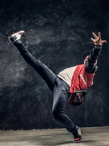 Stijlvolle man voert breakdance acrobatische elementen. — Stockfoto