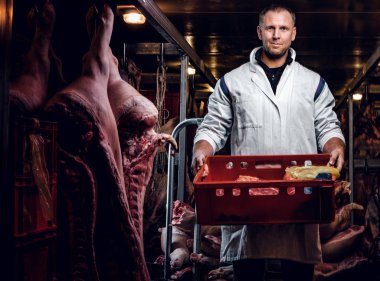 Ortasında et karkas et parçaları ile bir kutu Holding'in workwear neşeli kasap