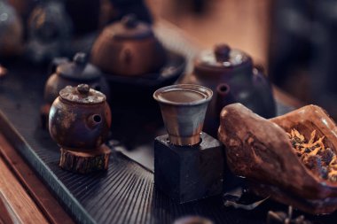 Aksesuarlar, seramik bardak ve çaydanlıklar, tüm doğal lezzetli aromatik çay yapmak için Kuru bitkisel yaprakları kümesi. Geleneksel Asya çay töreni