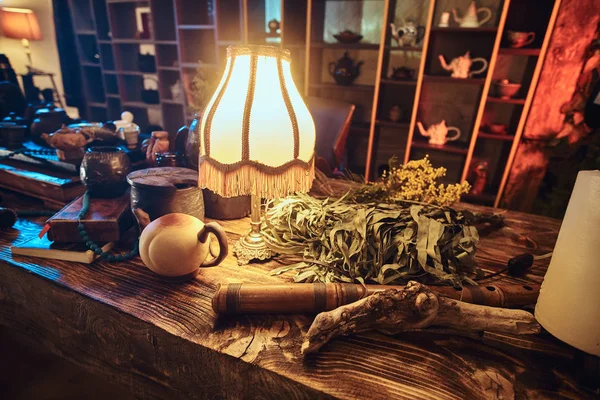 Set di accessori, tazze e teiere in ceramica, foglie di erbe secche, il tutto per fare un delizioso tè aromatico naturale. Tradizionale cerimonia del tè asiatico — Foto Stock