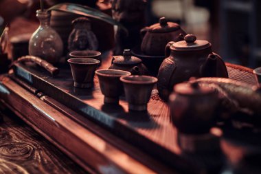 Aksesuarlar, seramik bardak ve çaydanlıklar tüm doğal lezzetli aromatik çay yapmak için.