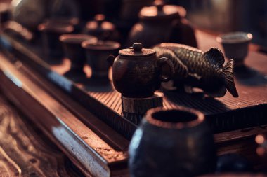 Aksesuarlar, seramik bardak ve çaydanlıklar tüm doğal lezzetli aromatik çay yapmak için.