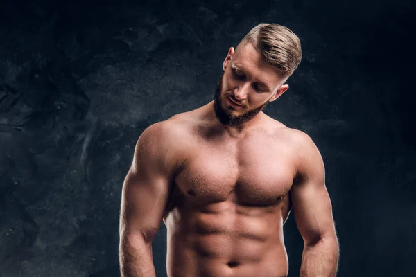 Portrait rapproché d'un homme torse nu au corps musclé. Studio photo sur un fond de mur sombre — Photo