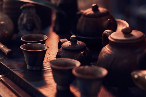Комплект аксессуаров, керамические чашки и чайники все для приготовления натурального вкусного ароматного чая . — стоковое фото
