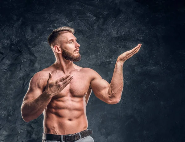 카메라 포즈 근육 질 몸매와 남성 모델. 어두운 벽 배경 스튜디오 사진 — 스톡 사진