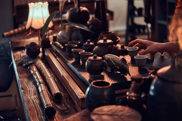 Chińskich ceremonii parzenia herbaty. Tabela z zestawem do parzenia kawy i akcesoria. — Zdjęcie stockowe