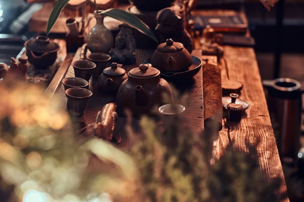 Set van accessoires, keramische kopjes en theepotten allen voor het maken van een natuurlijke heerlijke aromatische thee. — Stockfoto