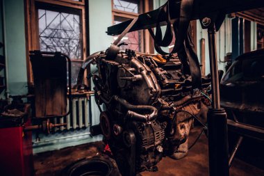 Hidrolik vinç atölye üzerinde askıya araba motoru