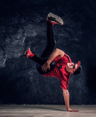 Şık adam breakdance akrobatik öğeleri gerçekleştirir.