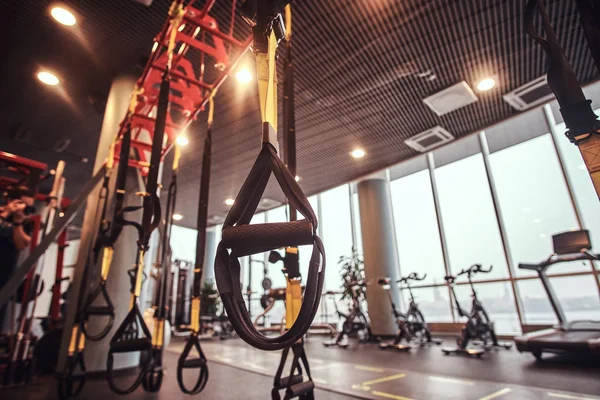 Interieur en materiaal in de moderne sportschool, vergrote weergave van schorsing bandjes. — Stockfoto