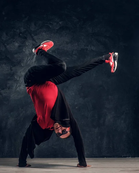 Cara elegante executa breakdance acrobático elementos . — Fotografia de Stock