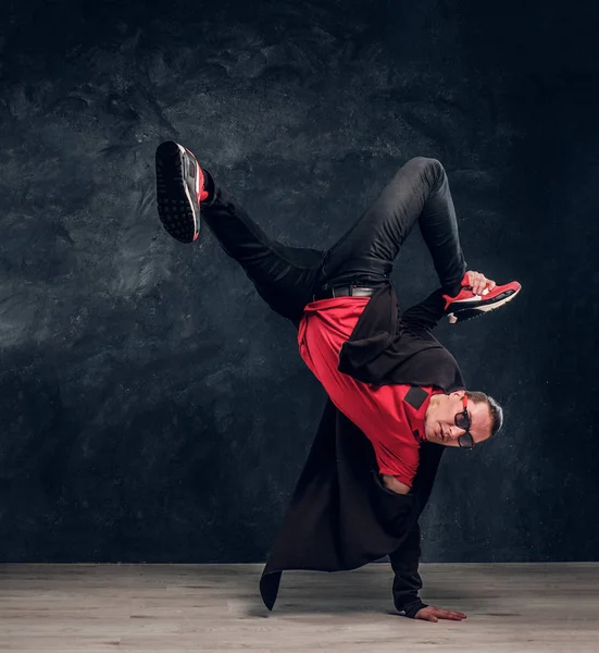 Stijlvolle man voert breakdance acrobatische elementen. — Stockfoto