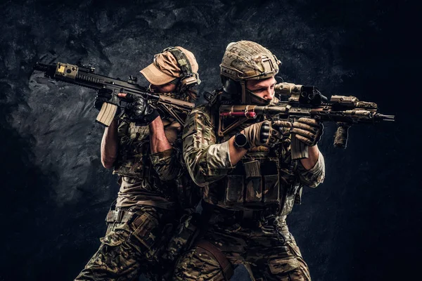 Private Sicherheitsdienstleister, die Elite-Spezialeinheit, volle Schutzsoldaten, die auf die Ziele zielen. — Stockfoto