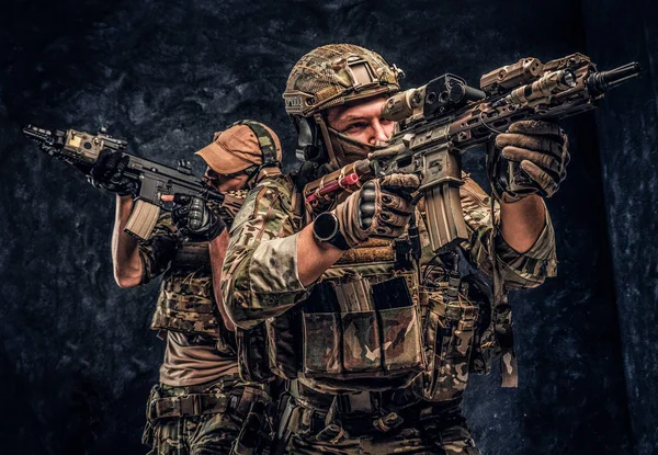 Private Sicherheitsdienstleister, die Elite-Spezialeinheit, volle Schutzsoldaten, die auf die Ziele zielen. — Stockfoto