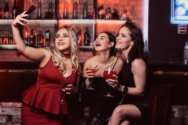 Gece kulübünde dinlenme neşeli arkadaşlar