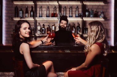 Gece kulübünde dinlenme neşeli arkadaşlar