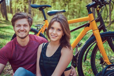 Grup Genç arkadaşlar bisikletleri ile ormana bir güzel yaz günü hiking