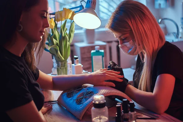 Master manicura aplicar esmalte en las uñas naturales de los clientes en el salón de belleza . —  Fotos de Stock