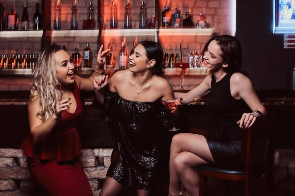 Fröhliche Freundinnen ruhen sich im Nachtclub aus — Stockfoto