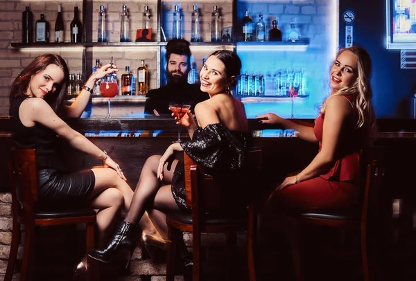 Alegre amigos do sexo feminino descansando na boate — Fotografia de Stock