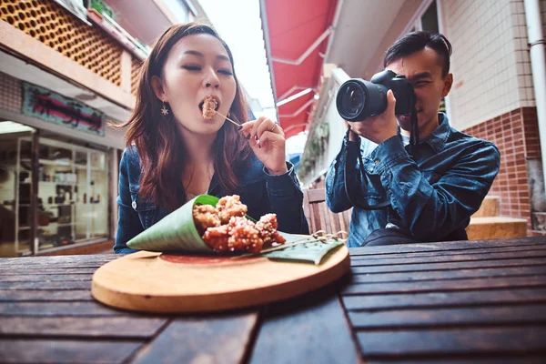 Mladí asijští manželé si užívají čínského jídla a fotografování — Stock fotografie