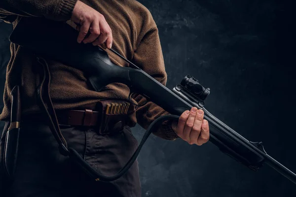 Opening of the spring hunting season. A man cleans rifle barrel — Stock Photo, Image