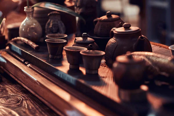 Set of accessories, ceramic cups and teapots all for making a natural delicious aromatic tea. — Stock Photo, Image