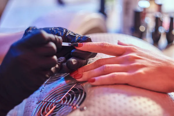 Pielęgnacja paznokci i manicure. Kobieta w salonie piękności. Zbliżenie ręce — Zdjęcie stockowe