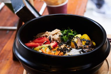 Sebze ile siyah kase Asya çanak