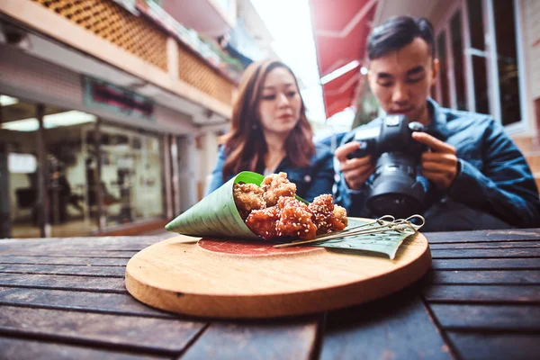 Unga asiatiska par njuta av kinesisk mat på Café — Stockfoto