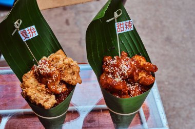 Bambu yaprakları sarar