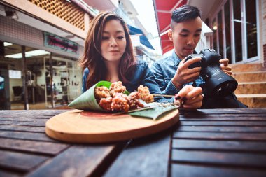 Genç Asya çift kafede Çin yemekleri zevk