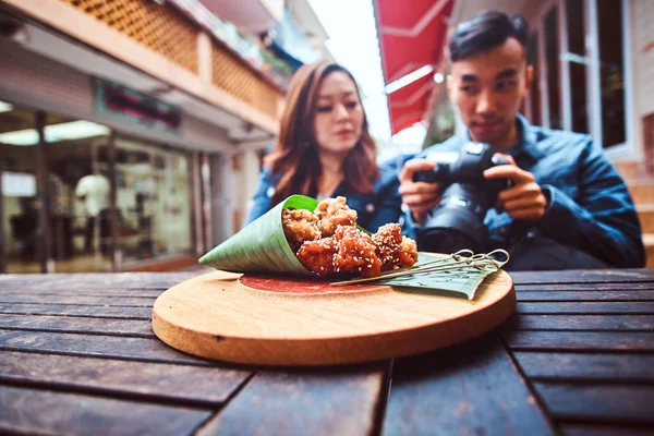 Mladí asijští manželé si užívají čínské jídlo v kavárně — Stock fotografie