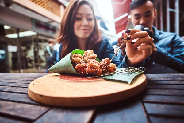 Unga asiatiska par njuta av kinesisk mat på Café — Stockfoto